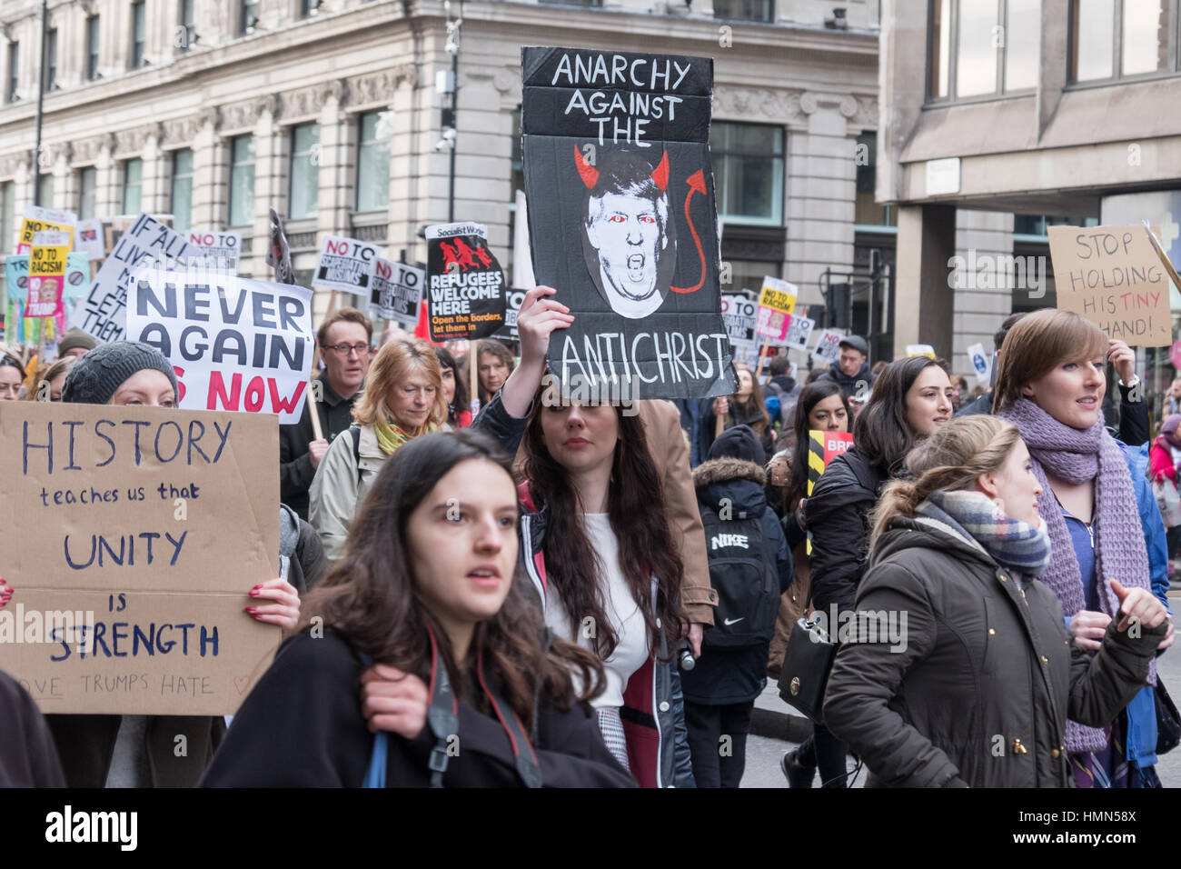 London, UK. 4. Februar 2017. Tausende von Demonstranten März zwischen der amerikanischen Botschaft in Grosvenor Square, Downing Street, aus Protest gegen Donald Trump umstrittene Reise verbieten Credit: Adrian Looby/Alamy Live-Nachrichten Stockfoto