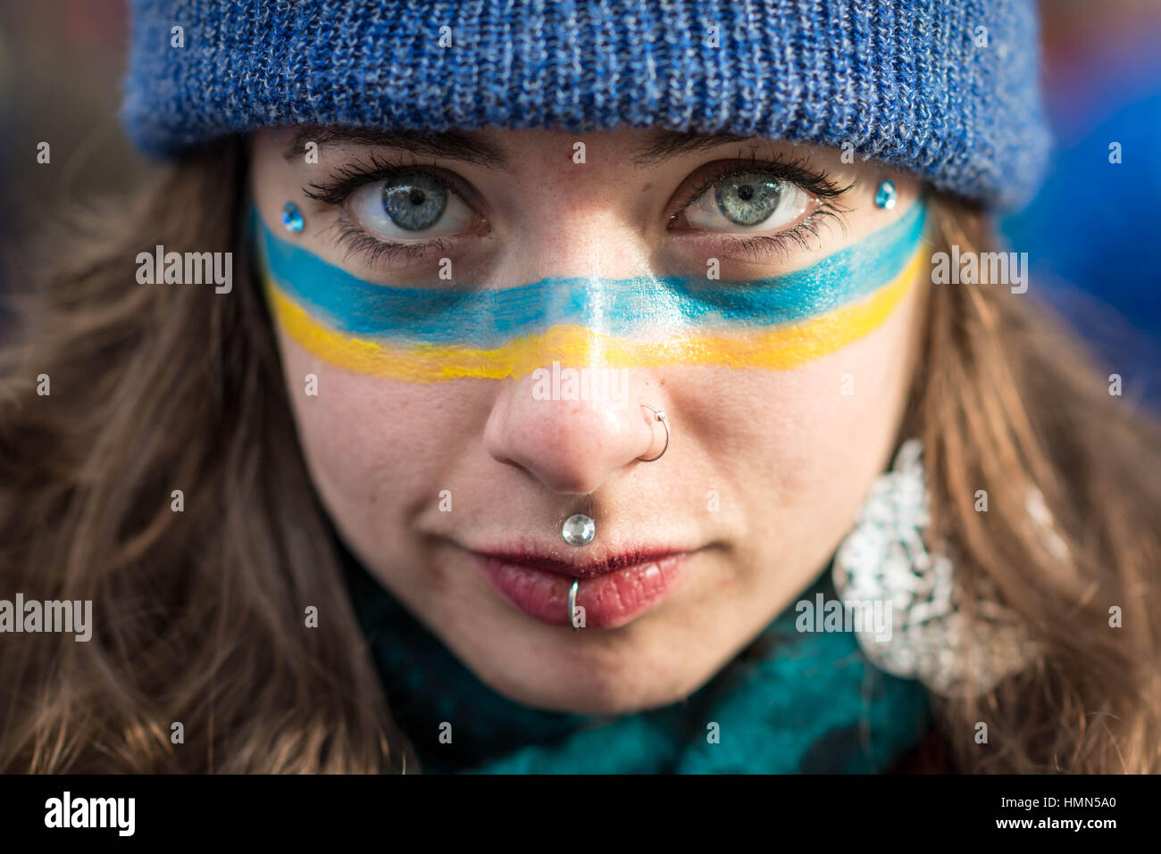 London, UK. 4. Februar 2017. Ein pro-Ukraine-Anhänger mit Flagge der Ukraine Bemalung verbindet den Protest mit Verzögerung Artikel 50 und Austritt gegenüber Downing Street. © Guy Corbishley/Alamy Live-Nachrichten Stockfoto