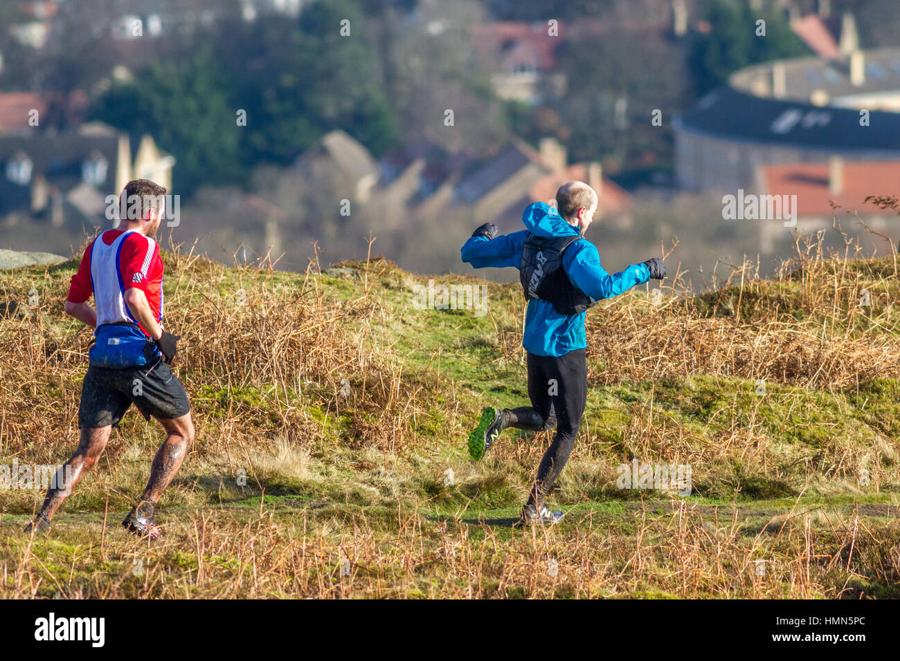 UK Sport: Ilkley Moor, West Yorkshire, Großbritannien. 4. Februar 2017.  Läufer, die Teilnahme an der 23 Meile Rombalds Stride Winter Challenge, Rombalds Moor in Ilkley und über Otley Chevin talaufwärts Airedale durchgehen. Rebecca Cole/Alamy Live-Nachrichten Stockfoto