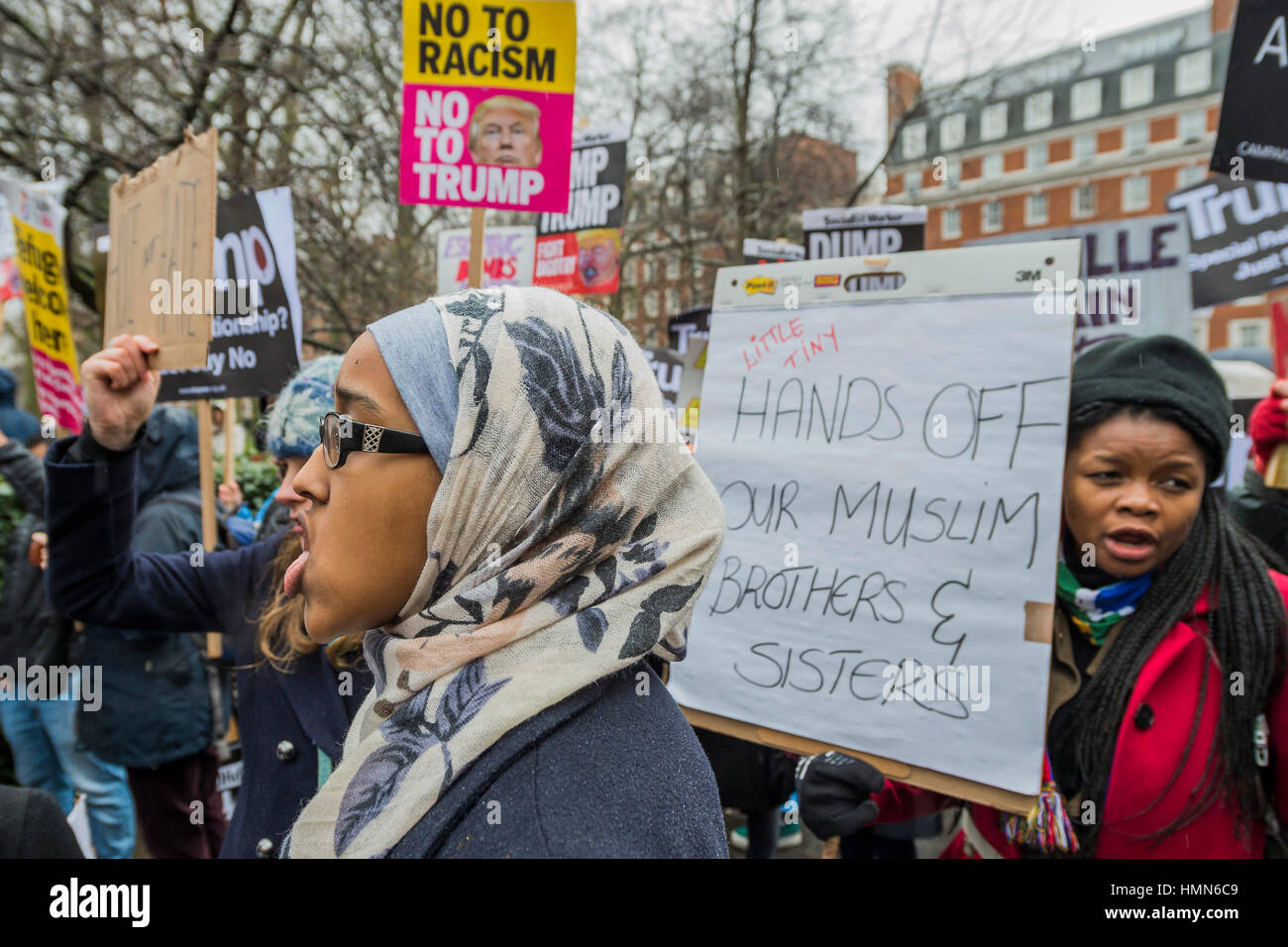 London, UK. 4. Februar 2017. Außerhalb der US-Botschaft - ein Marsch gegen Rassismus sowie das Verbot (gegen die Einwanderung aus bestimmten Ländern in die USA) zu verbieten ist von stehen bis zum Rassismus organisiert und unterstützt durch Anschlag des Krieges und mehrere Gewerkschaften. Es erklärt mit einer Kundgebung in der US-Botschaft am Grosvenor Square und landete in Whitehall vor Downing Street. Tausende von Menschen aller Rassen und jeden Alters besucht. Bildnachweis: Guy Bell/Alamy Live-Nachrichten Stockfoto