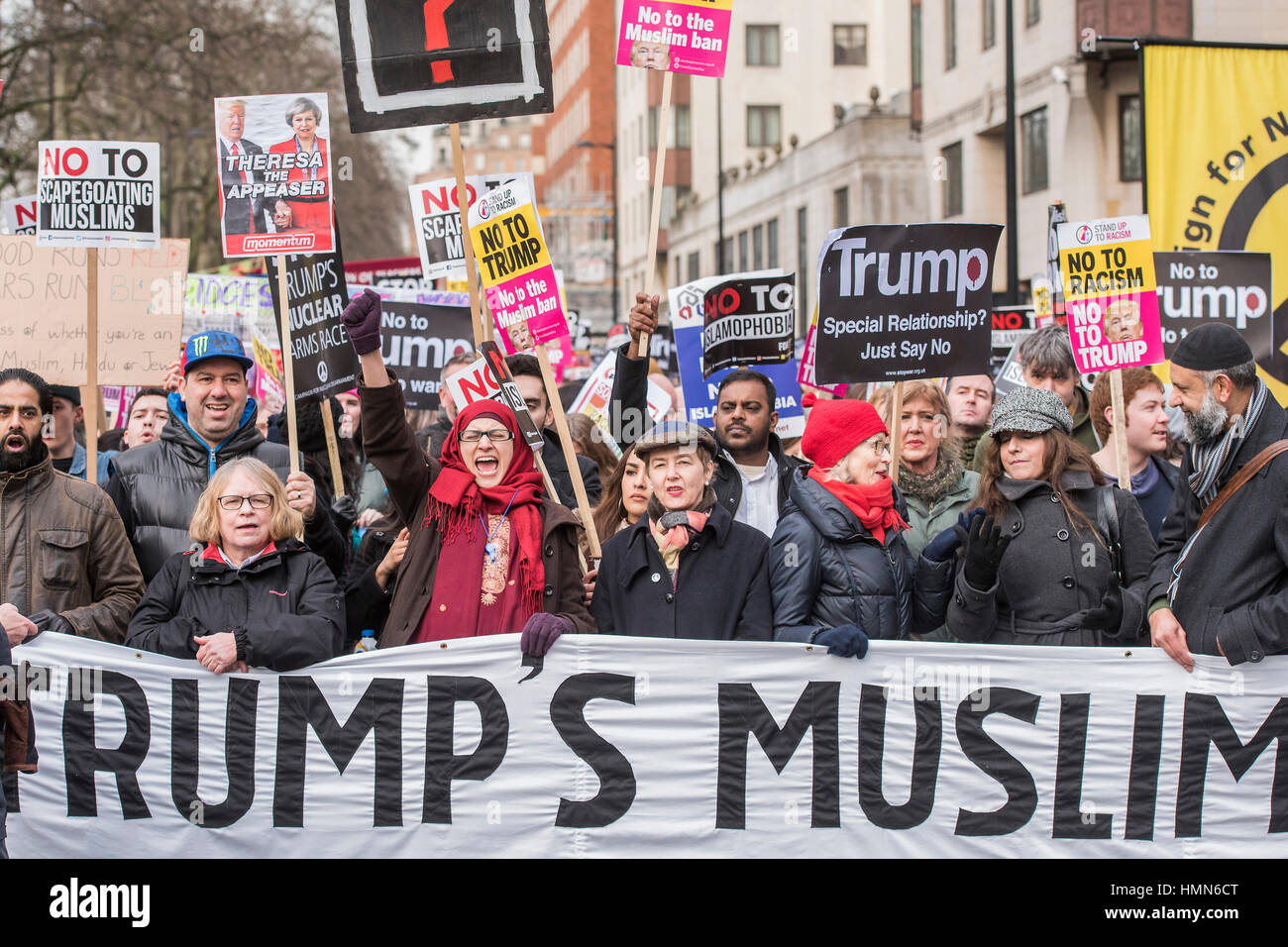 London, UK. 4. Februar 2017. Eine Demonstration gegen Rassismus und das Verbot (gegen die Einwanderung aus bestimmten Ländern in die USA) zu verbieten ist von stehen bis zum Rassismus organisiert und unterstützt durch Anschlag des Krieges und mehrere Gewerkschaften. Es erklärt mit einer Kundgebung in der US-Botschaft am Grosvenor Square und landete in Whitehall vor Downing Street. Tausende von Menschen aller Rassen und jeden Alters besucht. Bildnachweis: Guy Bell/Alamy Live-Nachrichten Stockfoto