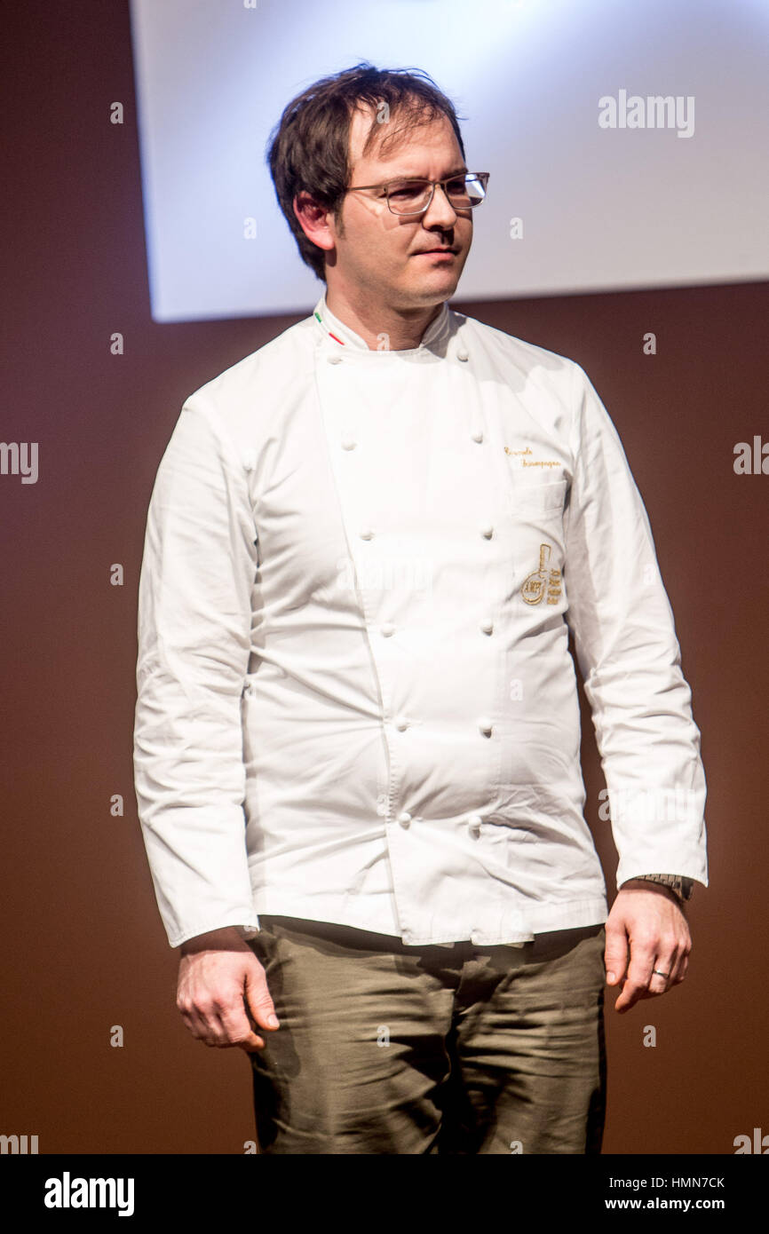 Mailand, Italien. 9. Februar 2017. Schoko-Modenschau im Salon du Chocolat 2017, die wichtigste Veranstaltung rund um die Schokolade der Welt Kredit: Mairo Cinquetti/Alamy Live News Stockfoto