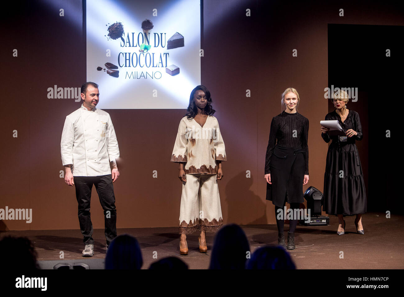 Mailand, Italien. 9. Februar 2017. Schoko-Modenschau im Salon du Chocolat 2017, die wichtigste Veranstaltung rund um die Schokolade der Welt Kredit: Mairo Cinquetti/Alamy Live News Stockfoto