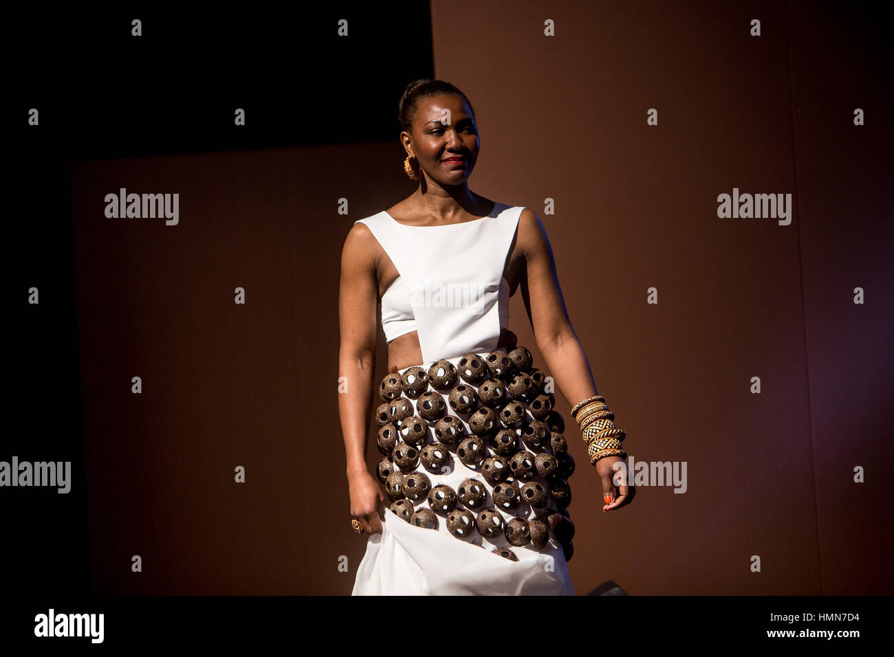 Mailand, Italien. 9. Februar 2017. Schoko-Modenschau im Salon du Chocolat 2017, die wichtigste Veranstaltung rund um die Schokolade der Welt Kredit: Mairo Cinquetti/Alamy Live News Stockfoto