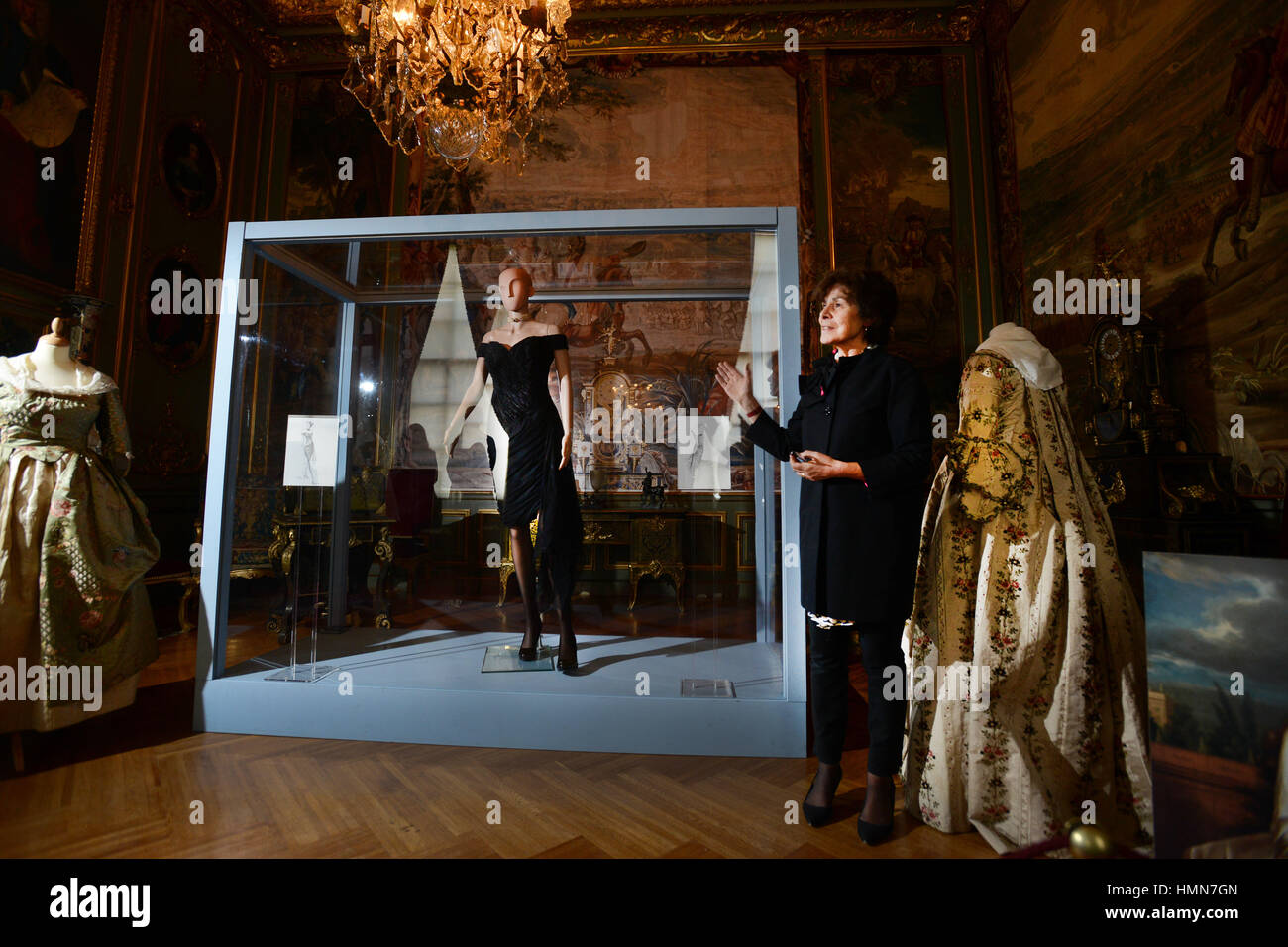 Oxfordshire, Vereinigtes Königreich .10th Februar 2017. "Eine Leidenschaft für Mode" Ausstellung im Blenheim Palace. 300 Jahre Style angezeigt in den Palästen Prunkräume Kurator Antonia Keaney mit der großen Ausstellung Element, Prinzessin Diana "Rache" Kleid. Die figurbetonte schwarze Seide Kleid von griechische Designerin Christina Stambolian Jahre zuvor gemacht wurde. Offenbar sollte Diana um zu tragen ein Kleid von Valentino, aber sie war abschrecken, denn das Modehaus Valentino eine Pre-Event-Pressemitteilung gesendet. Bildnachweis: Richard Höhle/Alamy Live-Nachrichten Stockfoto