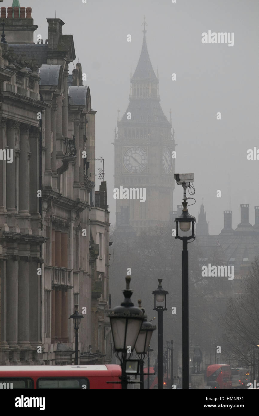 London, UK. 10. Februar 2017. Geringe Sichtbarkeit mit hohen Gebäuden verdeckt, Nieselregen und scharfer Wind im grauen Zentrum von London. Bildnachweis: Malcolm Park Leitartikel/Alamy Live-Nachrichten Stockfoto