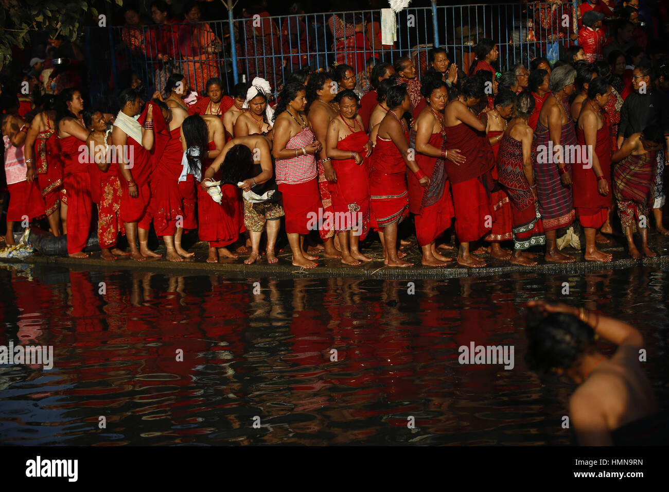 Bhaktapur, Nepal. 10. Februar 2017. Nepalesische Hindu-Frauen machen Sie sich bereit, nach der Einnahme eines Heiligen Bad am letzten Tag des Festivals in Bhaktapur, Nepal Madhav Narayan zurückzukehren. Anhänger rezitieren Heilige Schrift und Frauen beten für Wohlbefinden ihres Ehepartners während der einmonatigen Shree Swasthani Göttin und Gott Madhav Narayan schnell gewidmet. Bildnachweis: Skanda Gautam/ZUMA Draht/Alamy Live-Nachrichten Stockfoto