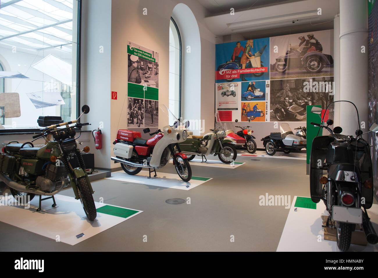 Dresden, Deutschland. 10. Februar 2017. Motorräder von ehemals staatlichen Motorrad Firma Zschopau auf dem Display bei einer Motorrad-Show in das Verkehrsmuseum in Dresden, Deutschland, 10. Februar 2017 produziert. Die Motorrad-Show, die von 1952 bis 2005 produzierten Modelle zeigt, ist für die Öffentlichkeit zwischen der 11.02.17 und der 06.08.17. Foto: Arno Burgi/Dpa-Zentralbild/Dpa/Alamy Live-Nachrichten Stockfoto