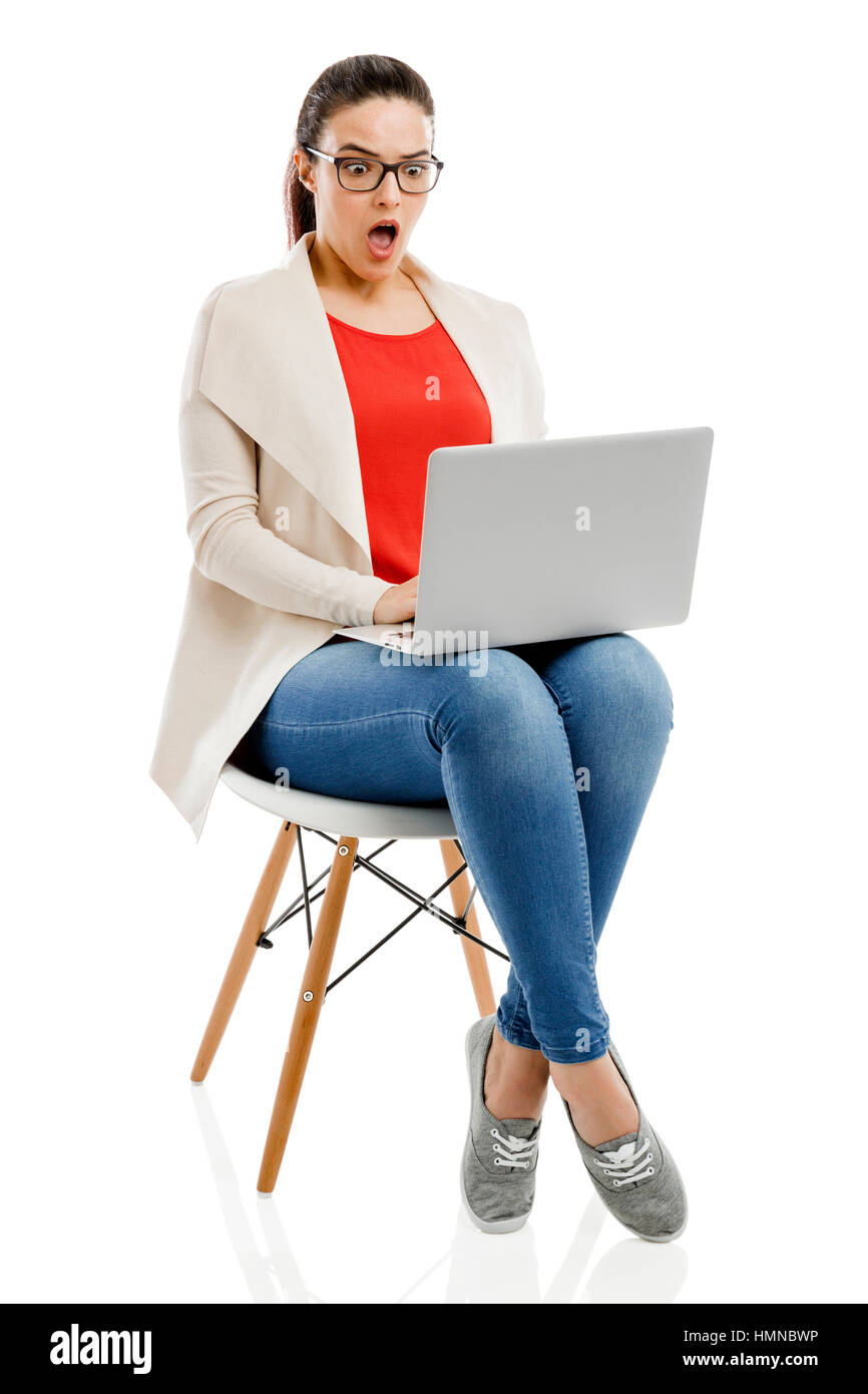 Schöne und glückliche Frau arbeitet mit einem Laptop, isoliert auf weißem Hintergrund Stockfoto