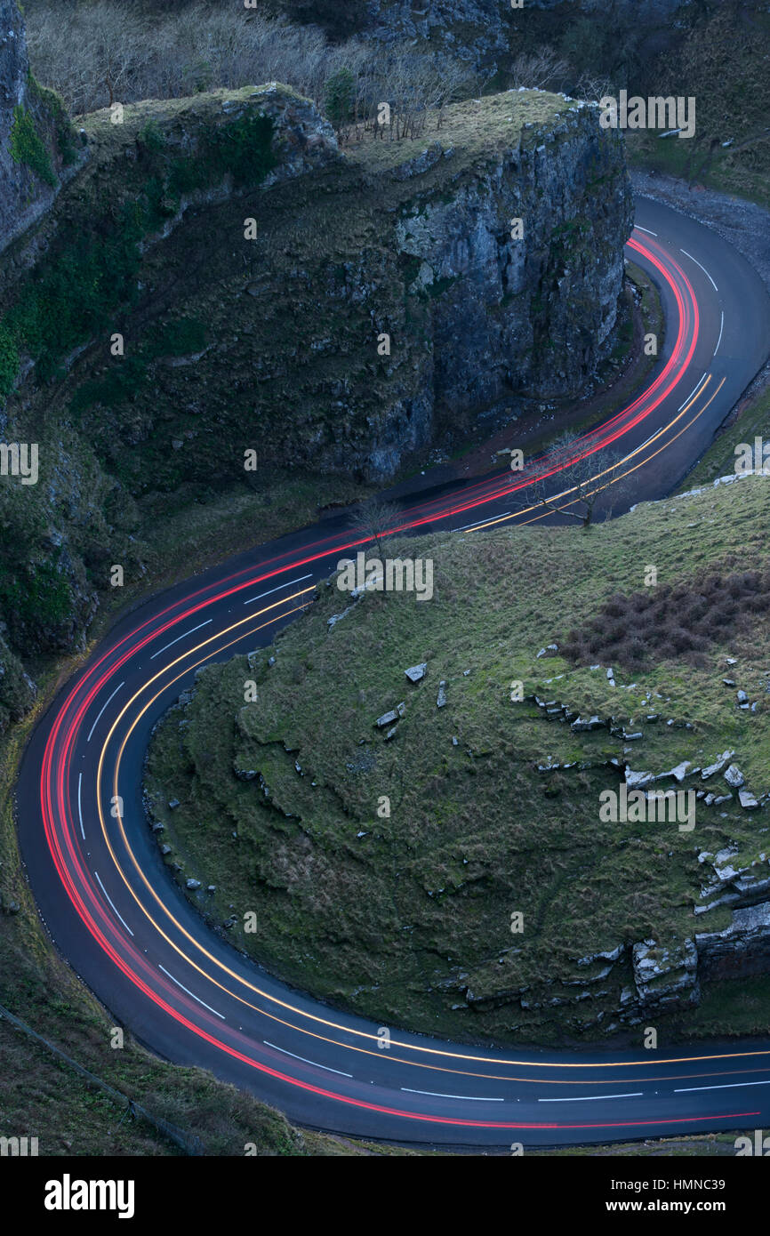 Eine Langzeitbelichtung Erfassung Lichtspuren erstellt von Autos Reisen entlang einer S-Bend-Straße durch Cheddar Gorge, Somerset. Stockfoto