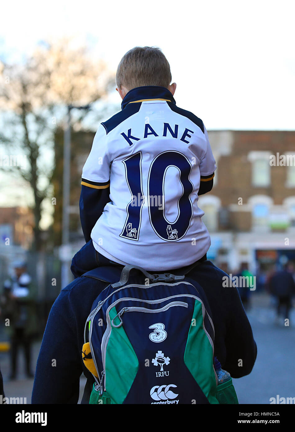 Ein junger Harry Kne-Fan Ankunft für den Premier-League-Spiel im White Hart Lane, London. PRESSEVERBAND Foto. Bild Datum: Samstag, 4. Februar 2017. Vgl. PA Geschichte Fußball Tottenham. Bildnachweis sollte lauten: Adam Davy/PA Wire. Einschränkungen: EDITORIAL verwenden nur keine unbefugten Audio, Video, Daten, Spielpläne, Verbandsliga/Logos oder "live"-Dienste. Im Spiel Onlinenutzung beschränkt auf 75 Bilder, keine video Emulation. Keine Verwendung in Wetten, Spiele oder Vereinsspieler/Liga/Einzelpublikationen. Stockfoto