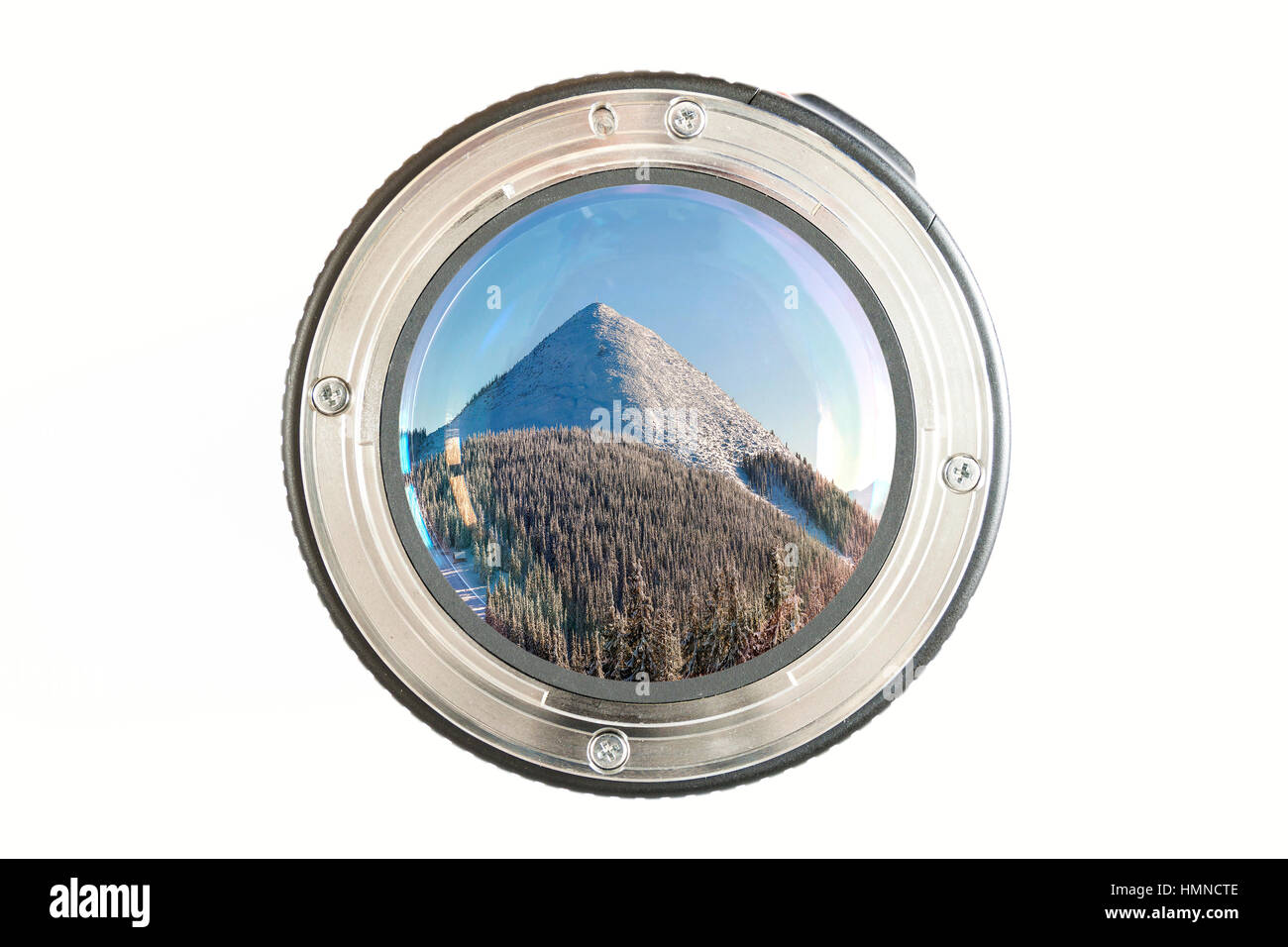 Kamera Foto Objektiv close-up auf weißem Hintergrund mit Objektiv Reflexionen und Panoramablick auf schneebedeckte Berge im winter Stockfoto