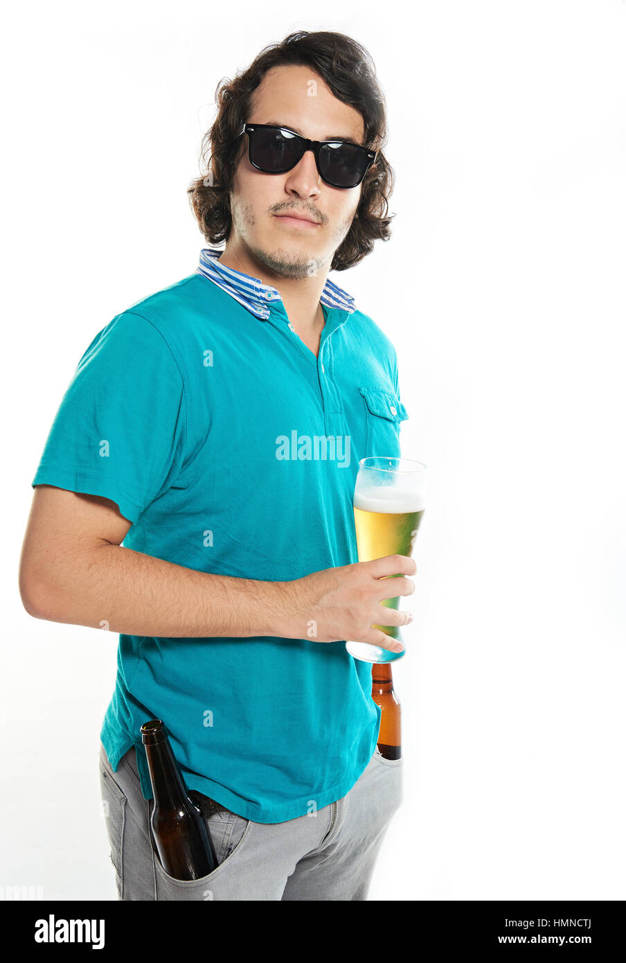 Mann mit Bierglas in Sonnenbrille isoliert auf weiss Stockfoto