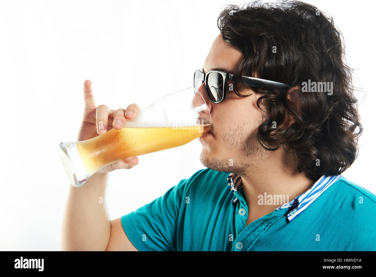 junge Bart Mann Bier trinken isoliert auf weiss Stockfoto