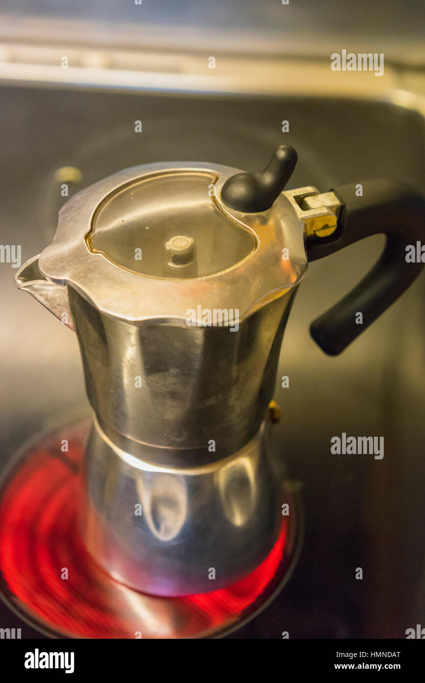 Kaffeekanne auf einem Herd Stockfoto