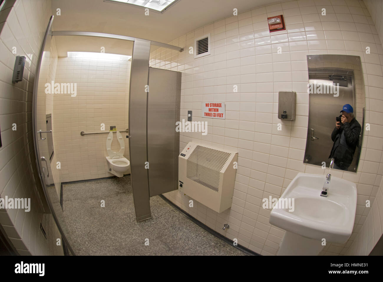 Ein fisheye-Objektiv selbst Porträt in der Herrentoilette der u-Bahnstation 96th Street auf der Second Avenue Line auf der Upper Eastside, New York City. Stockfoto