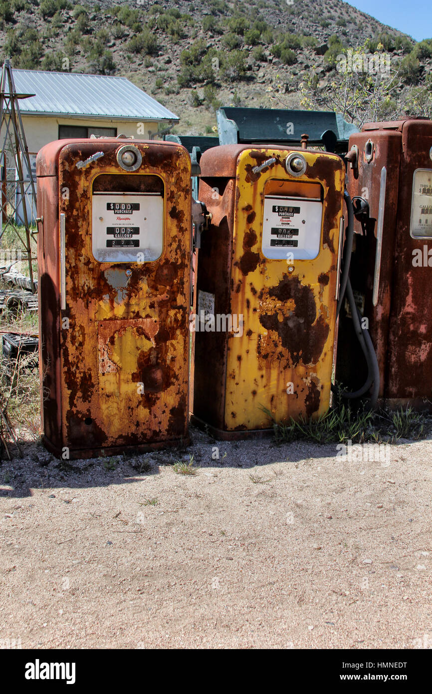 Gasoline Alley - Classical Gas auf den niedrigen Ast nach Taos in New Mexico verfügt über historische Autos und ähnliche Erinnerungsstücke sowie bits von alten Autos. Stockfoto