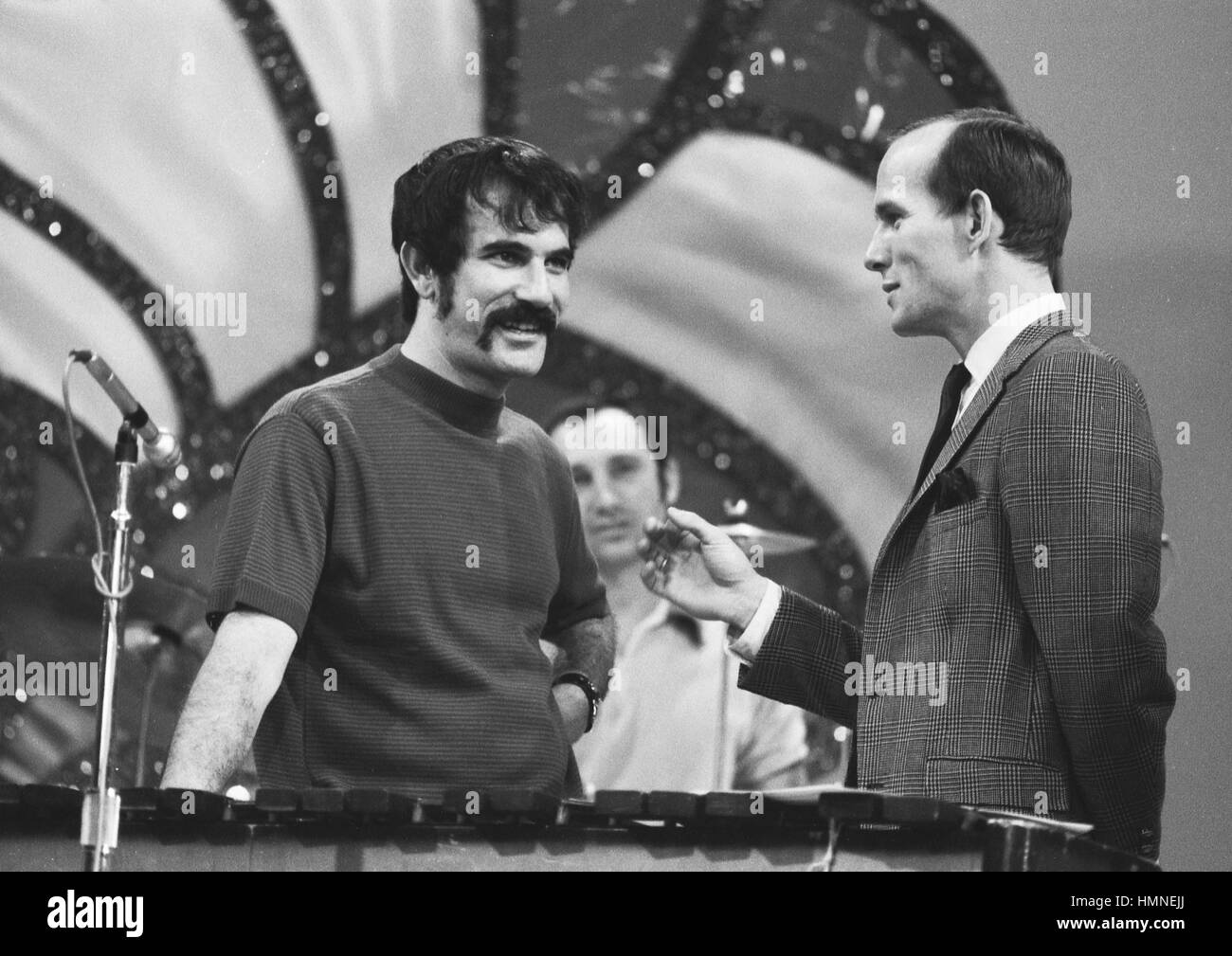 Tom erstickt mit Julius Wechter am Set von Smothers Brothers Comedy Hour, Episode 6, die im 12. März 1967 ausgestrahlt. Stockfoto