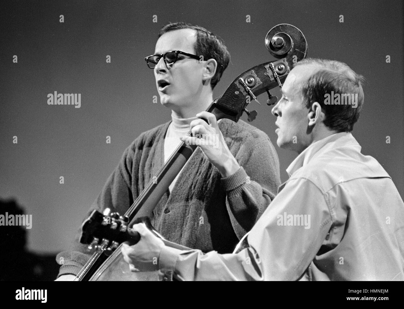 Tom und Dick Smothers, Durchführung eine musikalische Nummer am Set von Smothers Brothers Comedy Hour, Episode 6, die im 12. März 1967 ausgestrahlt. Stockfoto