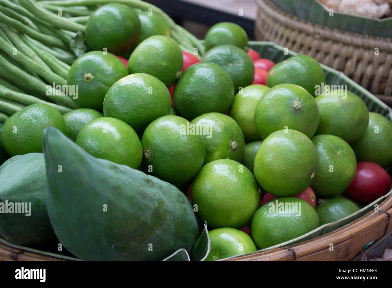 Grün-Kalk ist ein Gewürz, das verbessert den Geschmack für asiatische Lebensmittel auf ländlichen Märkten verkauft. Stockfoto
