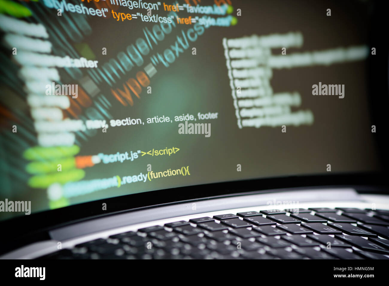 HTML-Code auf einem Laptop-Bildschirm. Editor für Website-Konzept. Stockfoto