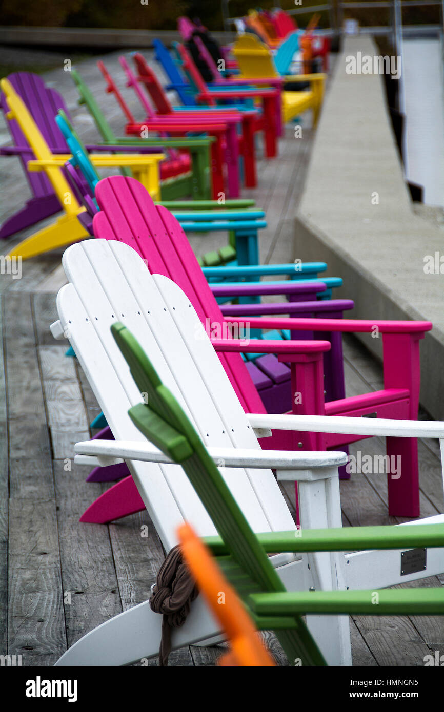 Schöne bunte Stühle vor dem Fluss in Hallowell, Maine, Usa Stockfoto