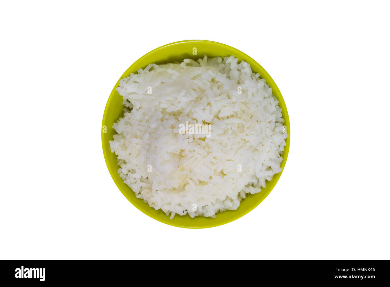 Reis in Schüssel isoliert, Jasmin-Reis gekocht, auf weißem Hintergrund mit gelber Schale Stockfoto