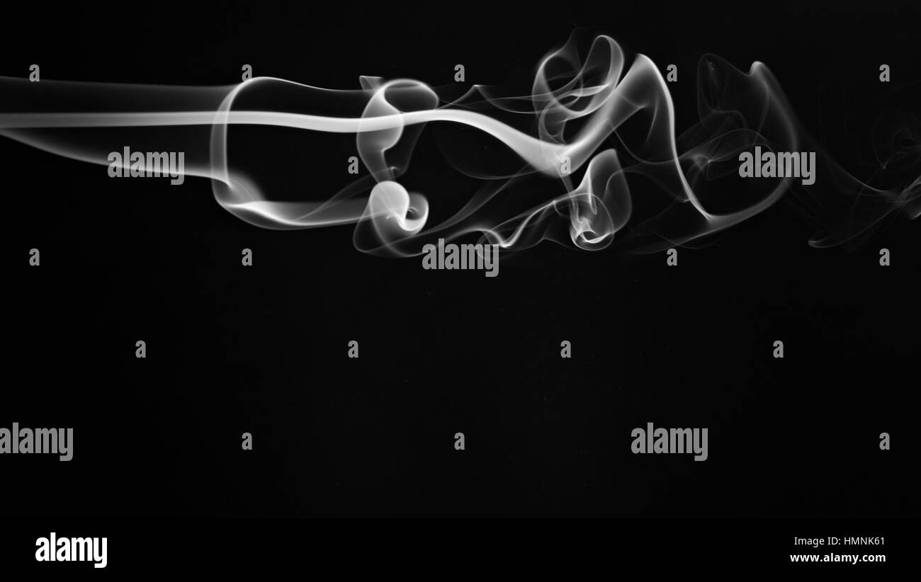 abstrakte weißen Rauch Linien isoliert auf schwarz Stockfoto