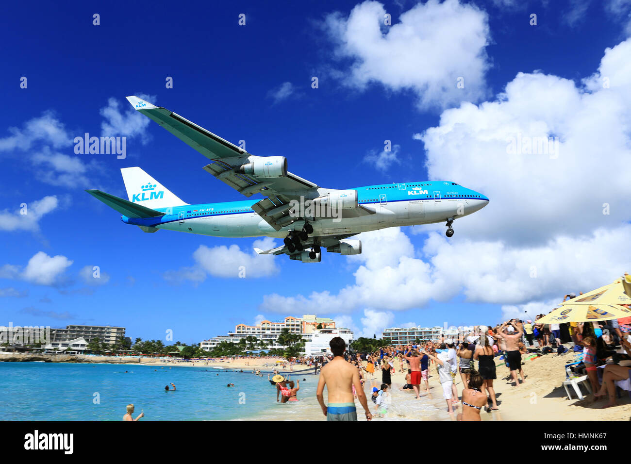 Landung über den berühmten Sonnenuntergang Strand von Maho in Sint Maarten Stockfoto