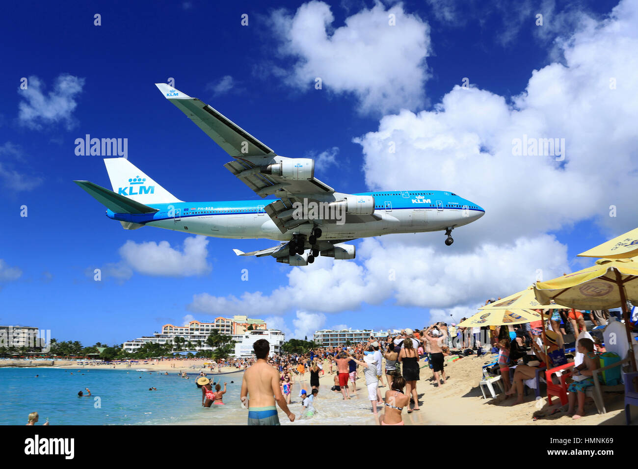 Landung über den berühmten Sonnenuntergang Strand von Maho in Sint Maarten Stockfoto