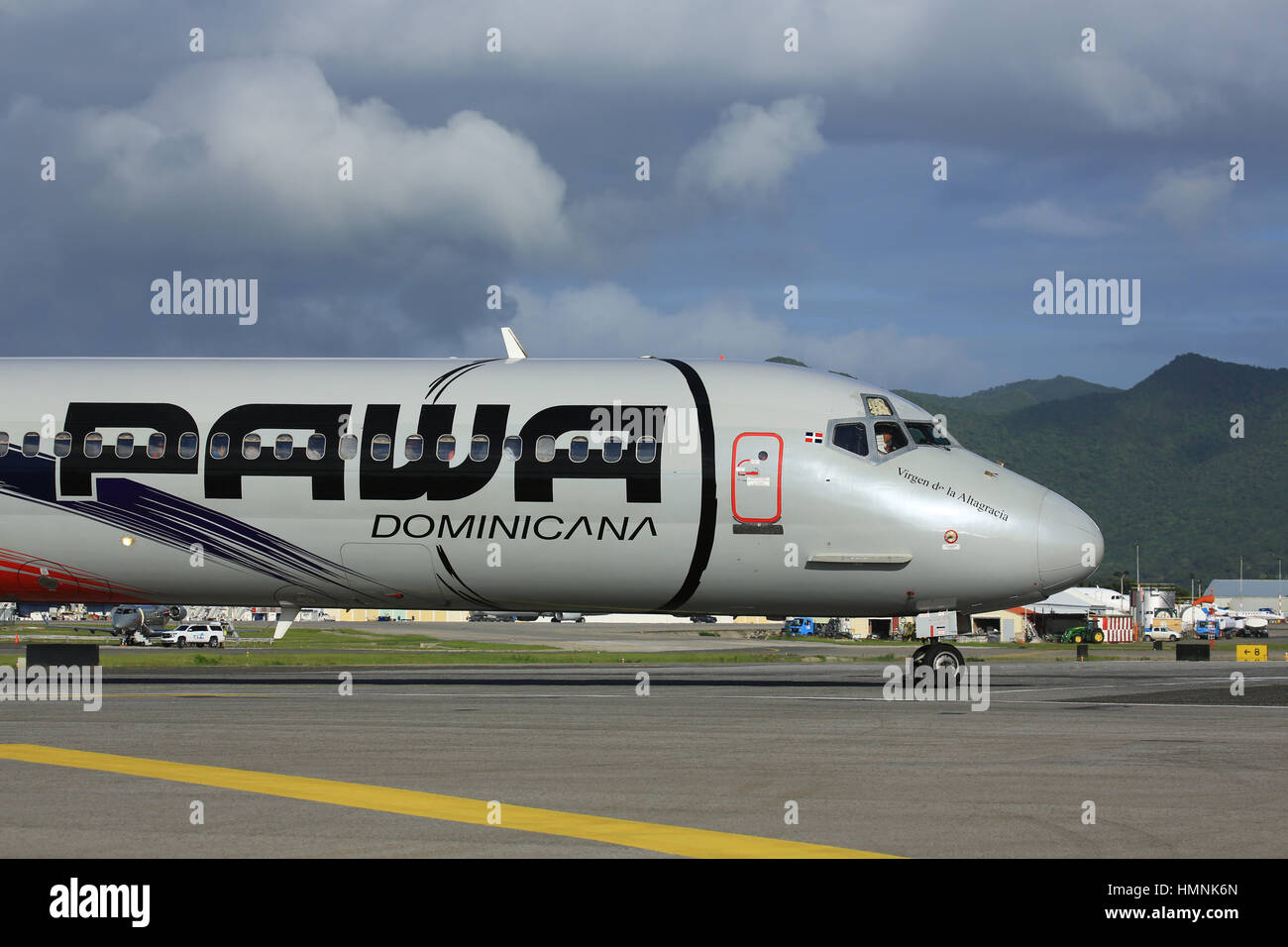 Ein Düsenverkehrsflugzeug der Dominikanischen Republik in der Karibik bereitet Start von Sint Maarten (SXM) Stockfoto