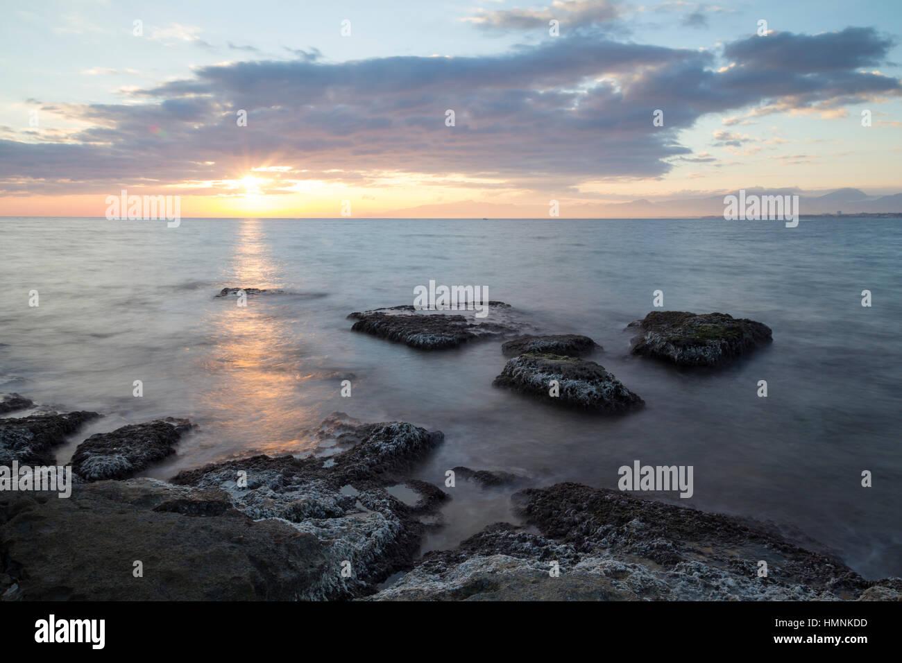 Küste des Meeres in einer Langzeitbelichtung geschossen Stockfoto