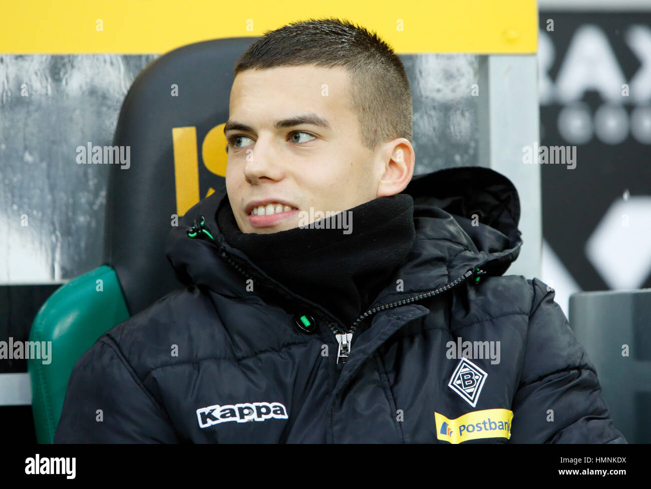 Sport, Fußball, Bundesliga, 2016/2017, Borussia Moenchengladbach vs. SC Freiburg 3:0, Borussia-Park-Stadion, Spieler Bank, Laszlo Benes (MG) Stockfoto