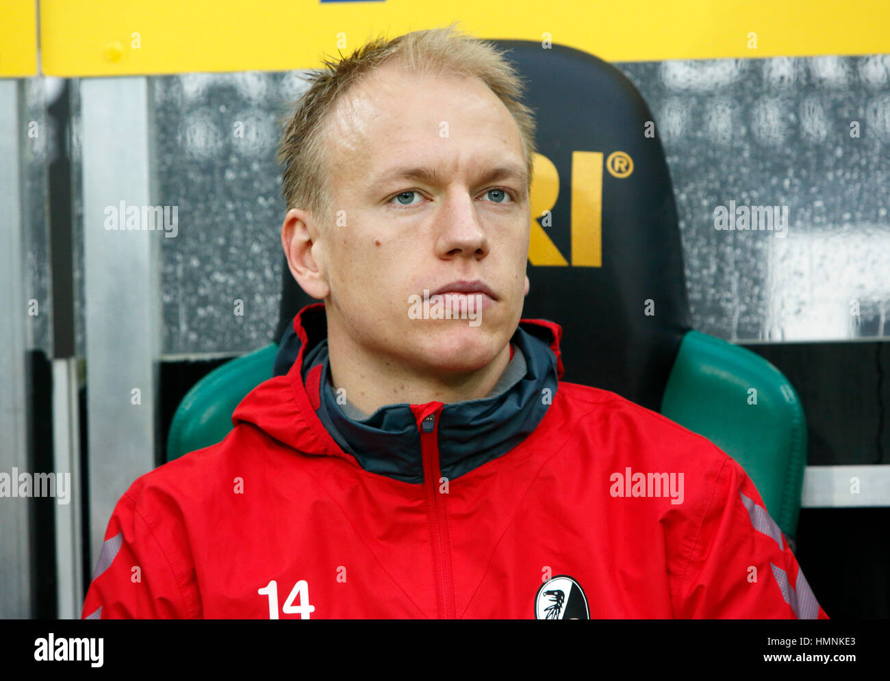 Sport, Fußball, Bundesliga, 2016/2017, Borussia Moenchengladbach vs. SC Freiburg 3:0, Borussia-Park-Stadion, Spieler Bank, Havard Nielsen (Freiburg) Stockfoto