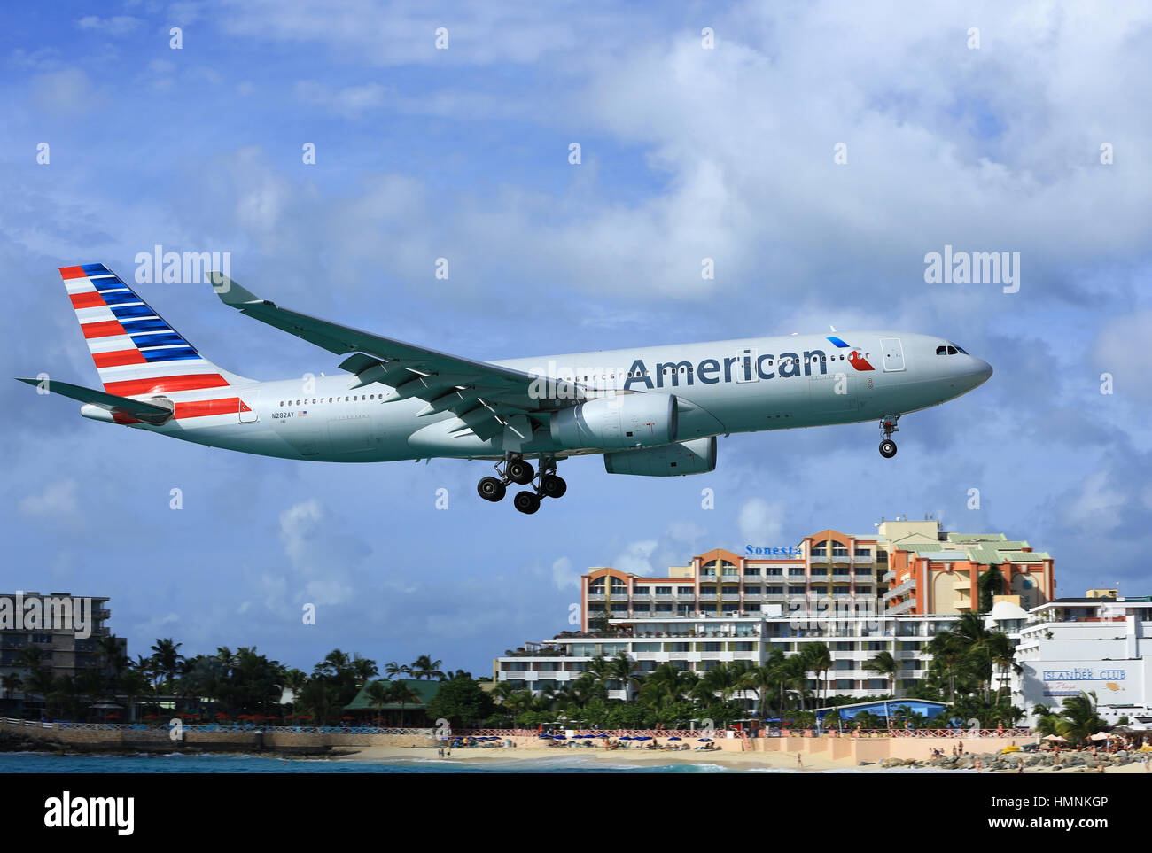 American Airlines A.330 über Maho Beach Stockfoto