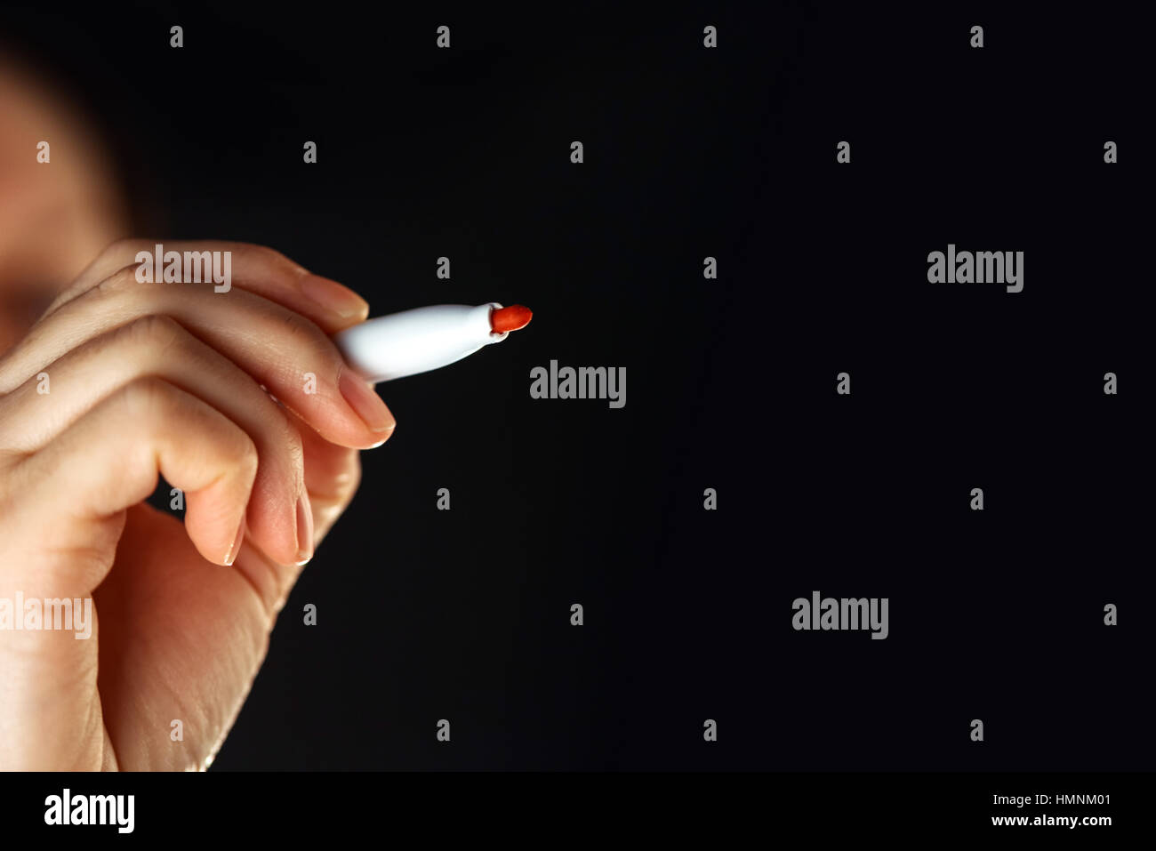 Weibliche Hand mit Marker Pen und Kopie Speicherplatz, Algorithmus oder Horoskopzeichnung für Business-Präsentation Stockfoto