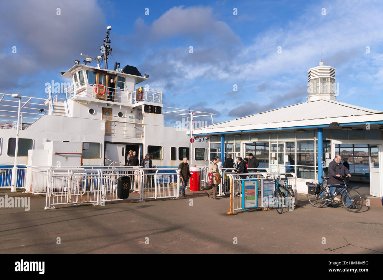 Passagiere die Schilde Ferry in South Shields ferry landing, England, UK Stockfoto