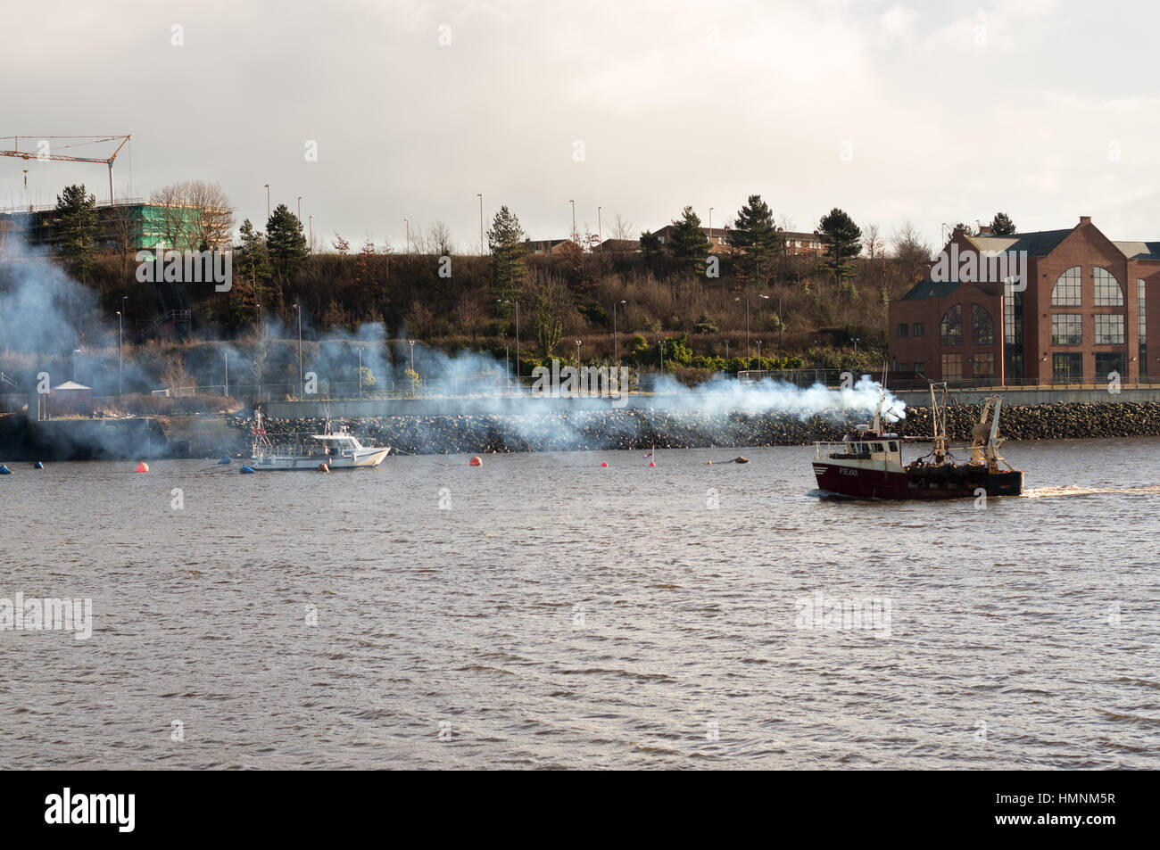 Die schmutzige Abgase aus einem dieselbetriebenen Fischerboot verschmutzt die Luft in South Tyneside, England, UK Stockfoto