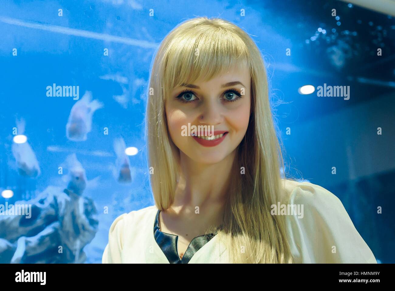 Positive junge Frau lächelt in die Kamera Stockfoto