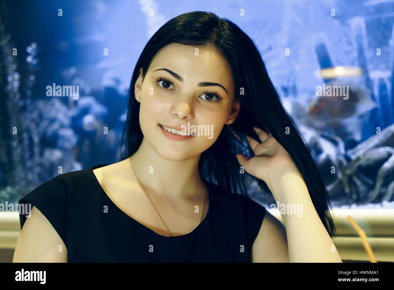 Positive Mädchen lächelnd vor der Kamera Stockfoto