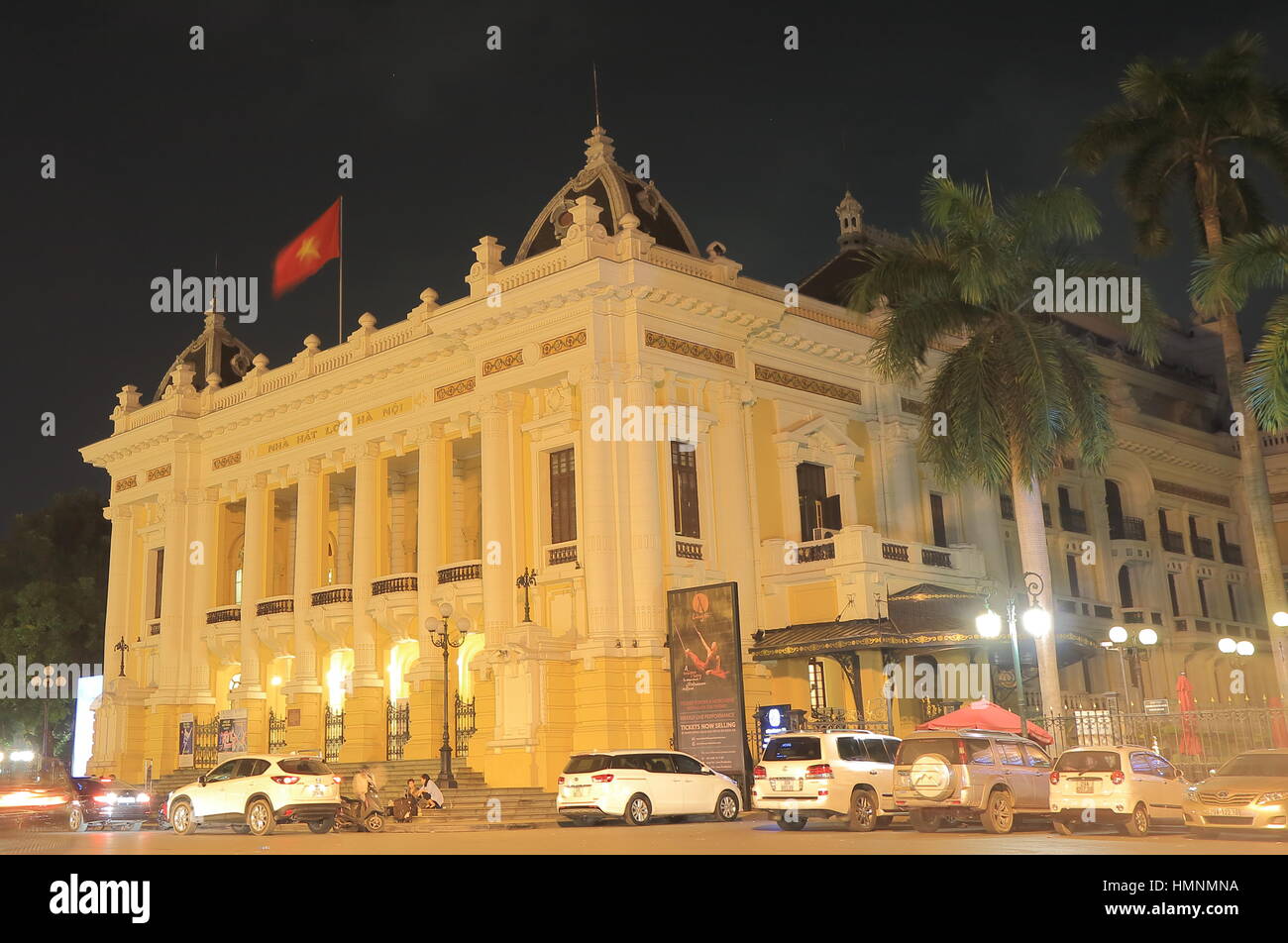 Menschen besuchen Hanoi Opera House in Hanoi auf. Stockfoto