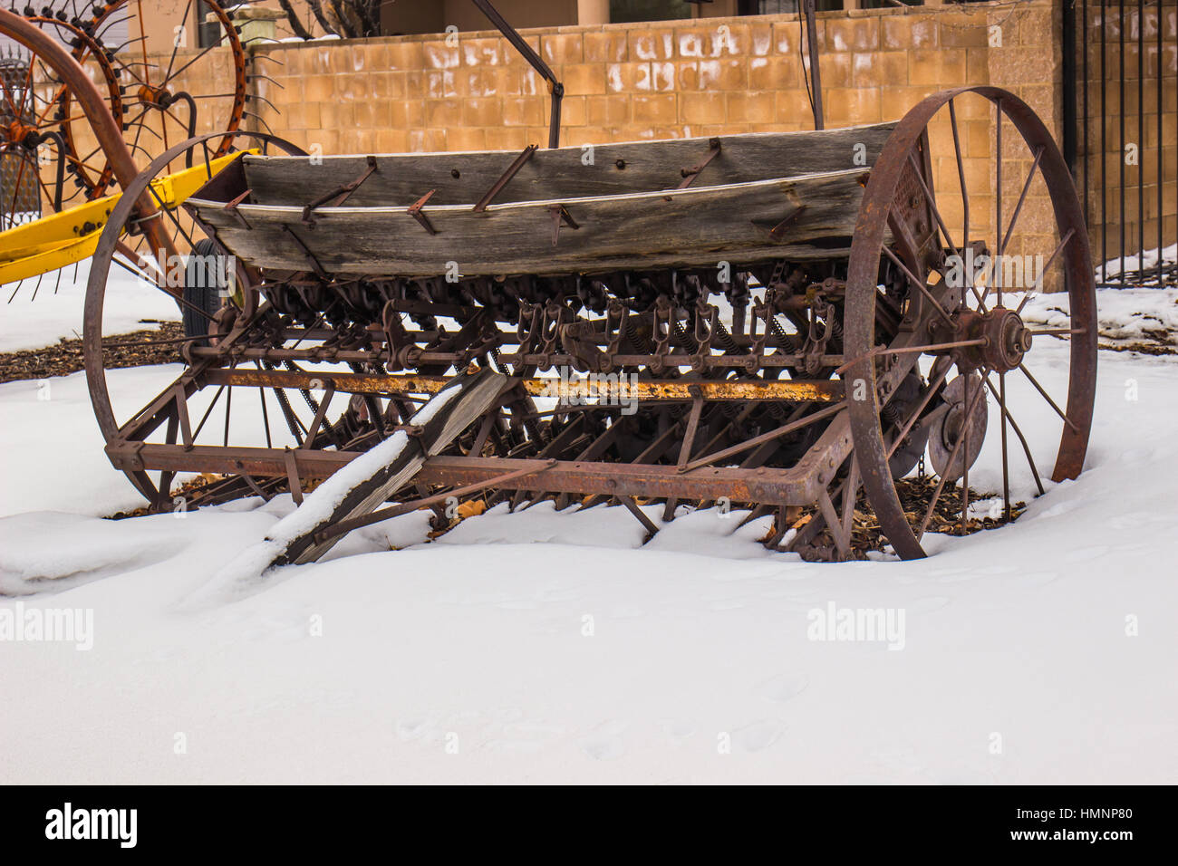 Vintage landwirtschaftliche Geräte im Winter Stockfoto