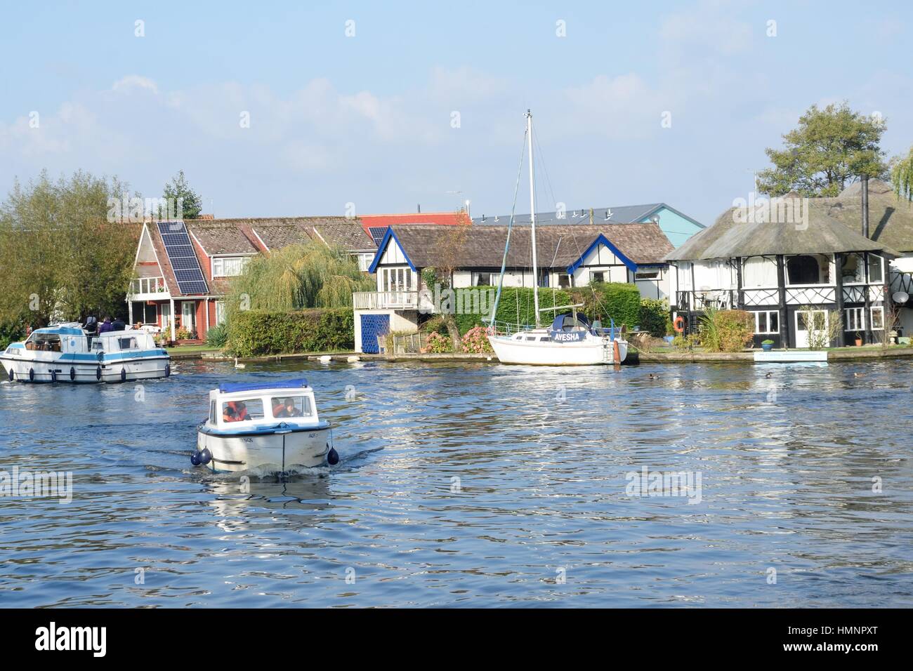 Wroxham Norfolk, Großbritannien - 25. Oktober 2016: Sportboote auf Fluß Yare Zentrum für Tourismus auf Norfolk Broads mit Häusern im Hintergrund Stockfoto
