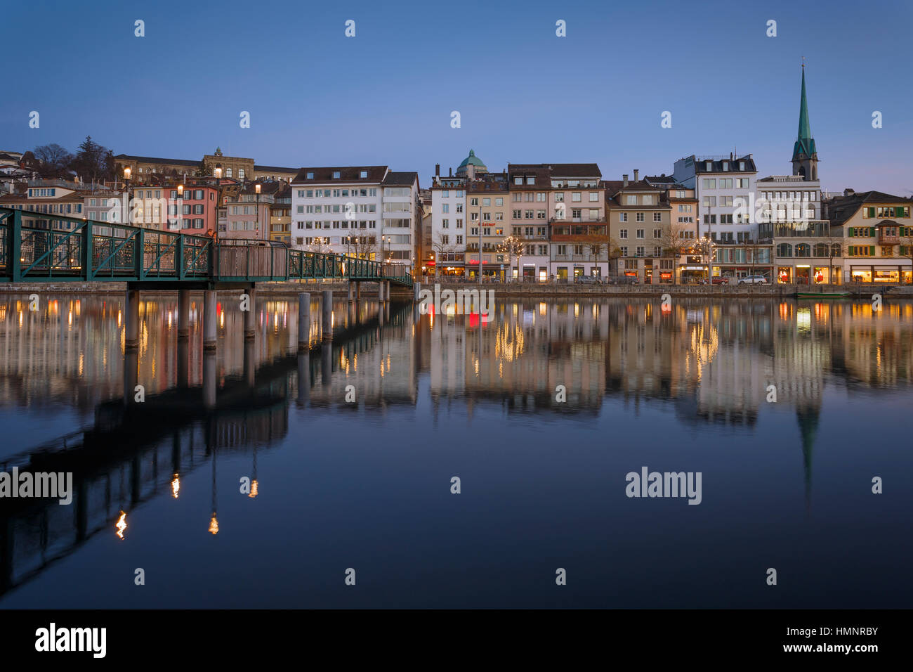 Häuserzeile von der Altstadt von Zürich reflektiert auf die Limmat in der Nacht, Schweiz. Stockfoto