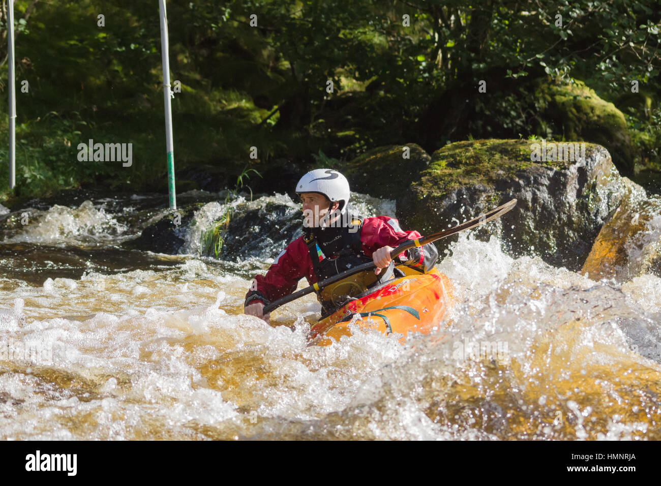 Wildwasser-Kanuten konkurrieren in Wales nationalen Kanuslalom am National White Water Centre Stockfoto