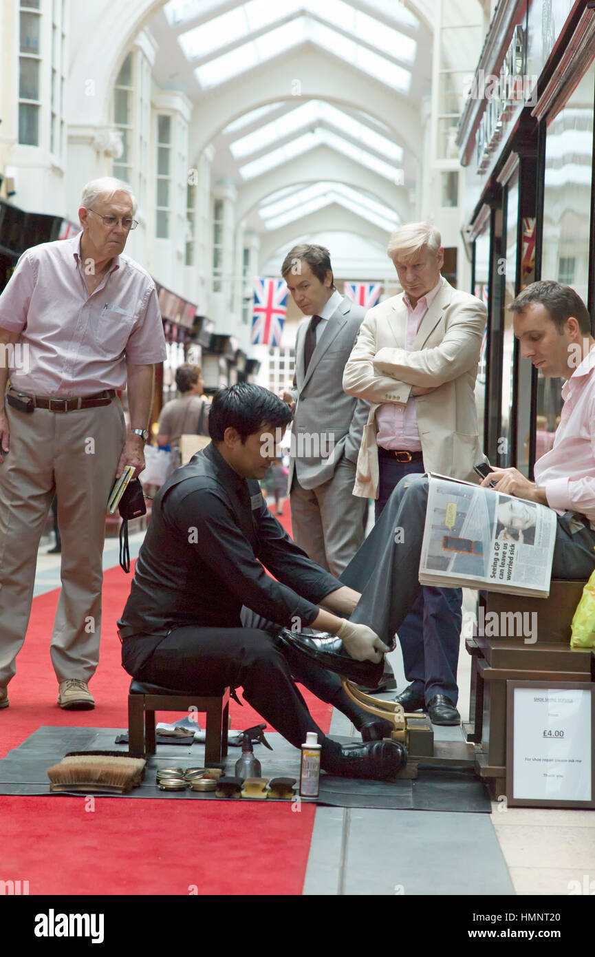 Shoe Shine Burlington Arcade-London Stockfoto