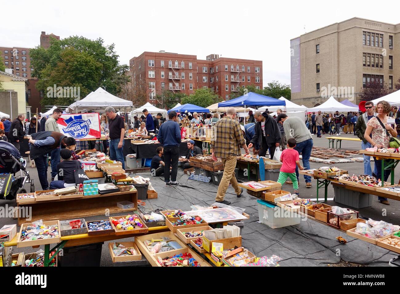 Verschiedene Artikel zum Verkauf an den Ständen, Tabellen, unter Zelten, Brooklyn Flea im Oktober, New York City, USA Stockfoto