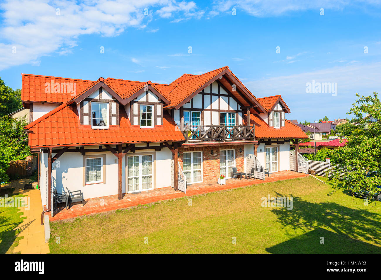 LEBA, Polen - 20. Juni 2016: typisches Haus gebaut im Stil der kaschubischen im grünen Garten in der Stadt Leba, Ostsee, Polen. Stockfoto