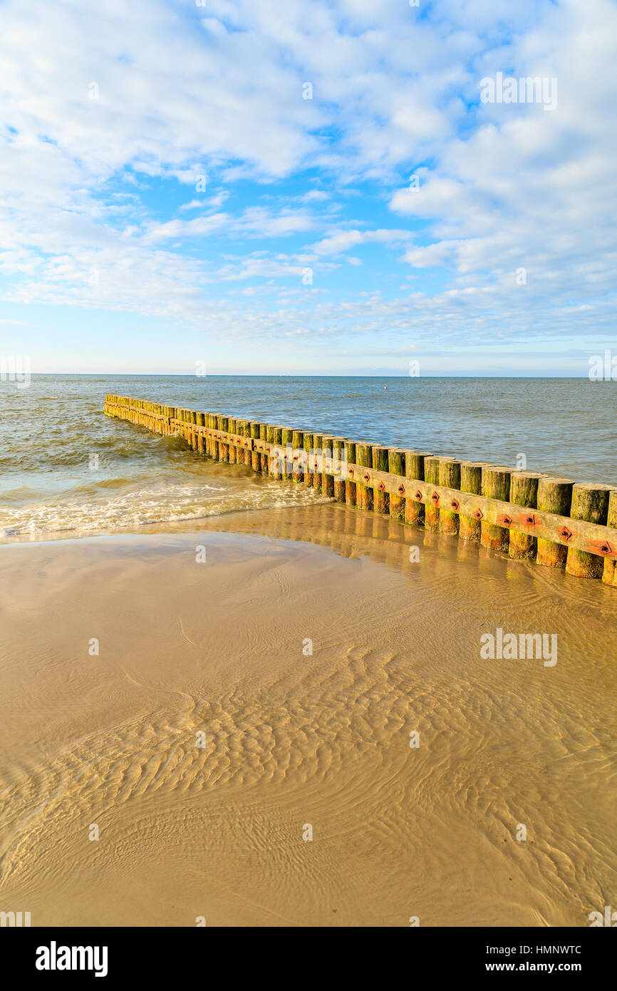Hölzernen Wellenbrecher am Leba Strand tagsüber sonnig mit Wolken, Ostsee, Polen Stockfoto