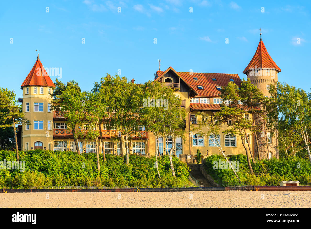 Ein Blick auf Leba Strand und historischen Hotelgebäude auf Sanddüne, Ostsee, Polen Stockfoto
